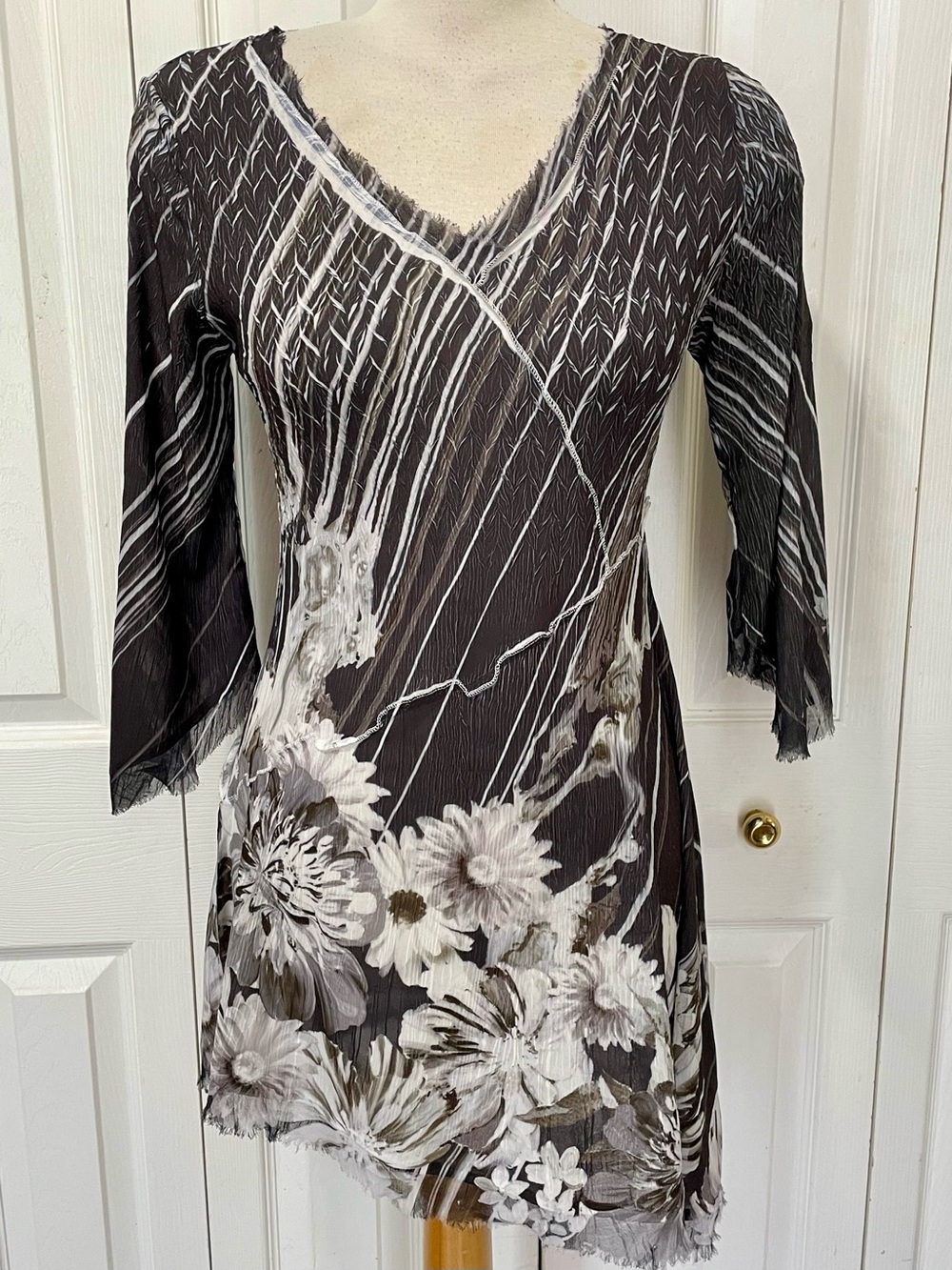 Komarov Black and White Floral V-Neck 3/4 Sleeve Dress
